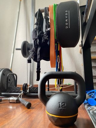 Rack de gimnasio con discos y accesorios