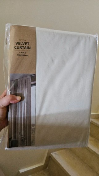Cortina Jysk de terciopelo beige 140x300