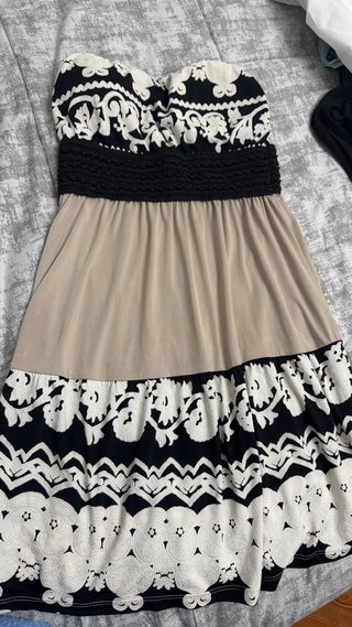 Vestido strapless floral beige y negro