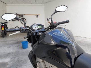 Moto Kawasaki Z750 Negra y Gris