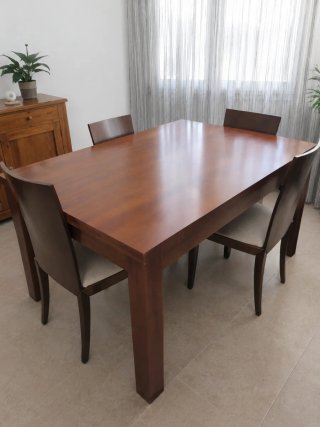 Mesa de comedor con 4 sillas