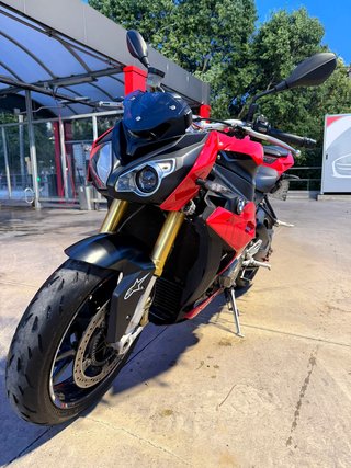 BMW S1000R Super Naked Roja y Negra