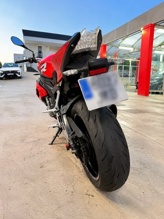 BMW S1000R Super Naked Roja y Negra