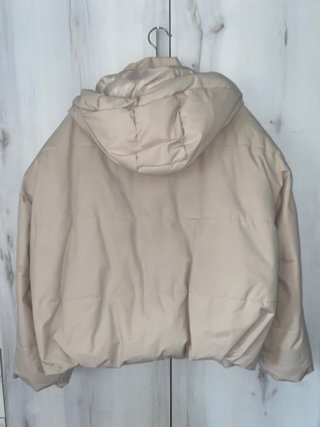 Cazadora beige con capucha