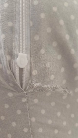 Almohada de lactancia gris con puntos blancos