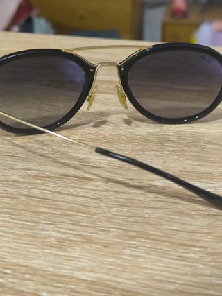 Gafas de sol Ray-Ban negras y doradas