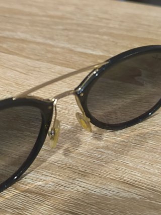 Gafas de sol Ray-Ban negras y doradas
