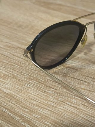 Gafas de sol Ray-Ban negras y doradas