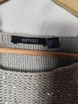 Jersey gris con lentejuelas y bajo blanco