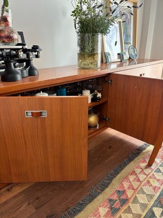 Mueble de cerezo: vitrina y aparador