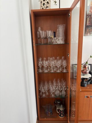Mueble de cerezo: vitrina y aparador