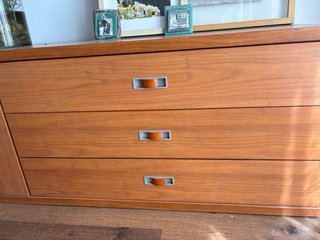 Mueble de cerezo: vitrina y aparador
