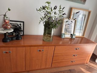 Mueble de cerezo: vitrina y aparador