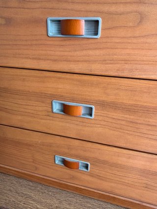 Mueble de cerezo: vitrina y aparador