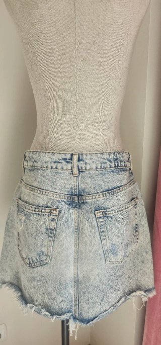 Falda vaquera Bershka desgastada color azul.