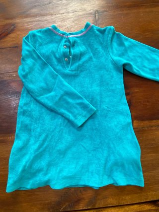 Vestido infantil turquesa con cara de personaje