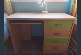 Escritorio madera con cajones verdes