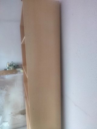Estantería de madera beige con puertas