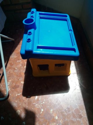 Mesa infantil Clementoni azul y amarilla