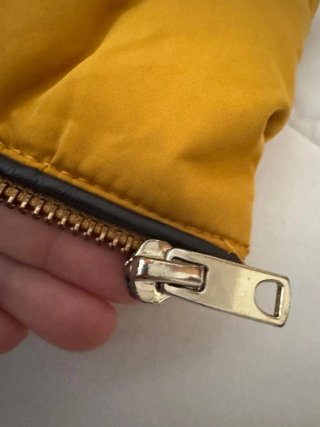 Plumífero amarillo de zara