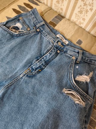 Pantalón vaquero largo desgastado