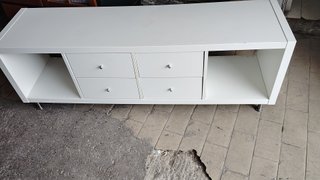 Mueble TV blanco con cajones y estantes