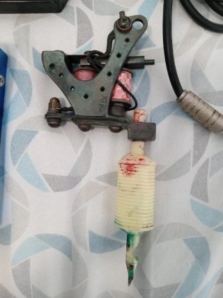 Máquina de tatuar y accesorios