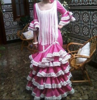 Traje de flamenca rosa con volantes