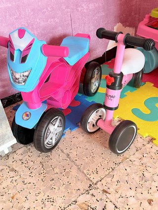 Moto  rosa y azul y una bicicleta  Rosa