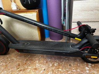 Patinete Eléctrico con Casco Negro