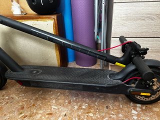 Patinete Eléctrico con Casco Negro