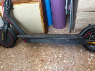 Patinete Eléctrico con Casco Negro