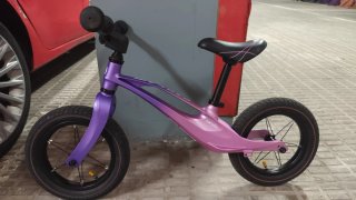 Bici sin pedales púrpura y rosa
