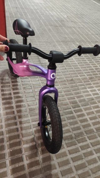 Bici sin pedales púrpura y rosa