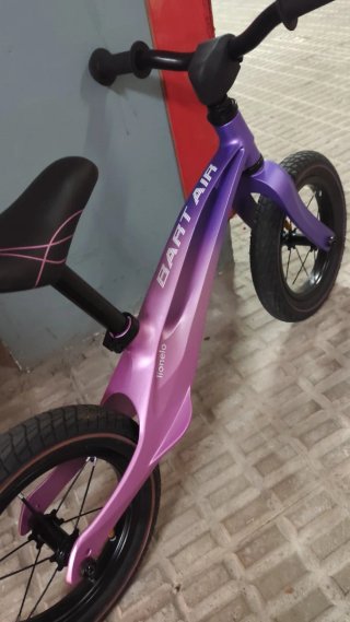 Bici sin pedales púrpura y rosa