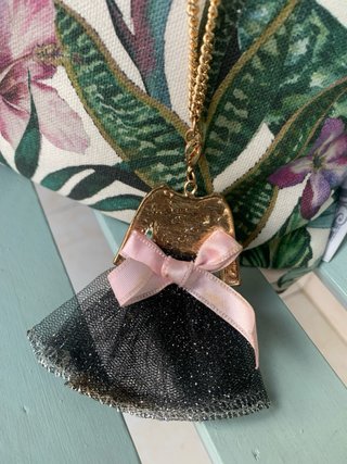 Collar con colgante de chaqueta y falda
