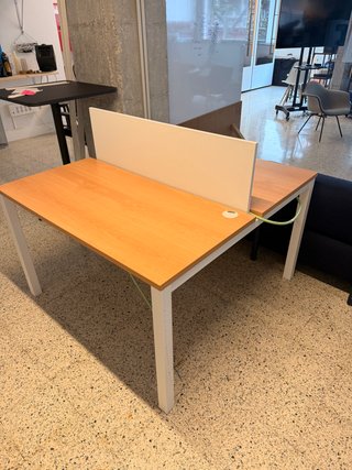 Mesa de oficina con enchufes
