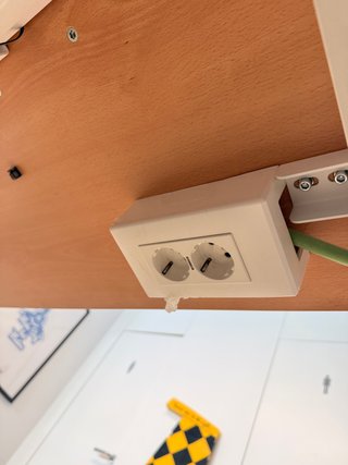 Mesa de oficina con enchufes