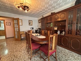 Mueble comedor macizo estilo clásico. Medida aprox