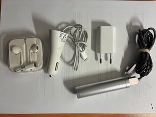 iPhone 14 256GB + funda, pack de accesorio en foto
