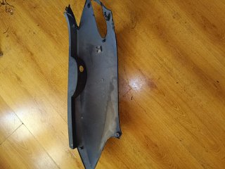 Tapa lateral Kymco Grand Dink 125 (01-14)