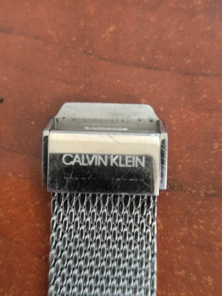 Reloj Calvin Klein plateado y blanco