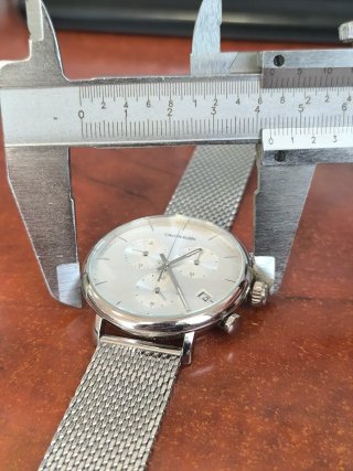 Reloj Calvin Klein plateado y blanco