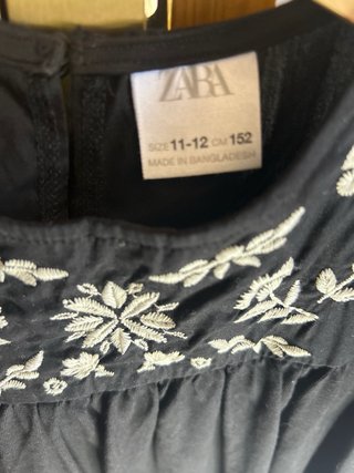 Blusa negra bordada flores blancas Zara 11-12 años