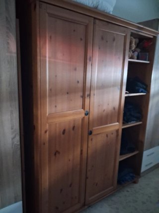 Ropero de madera