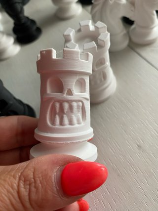 Set di scacchi con teschi grandi
