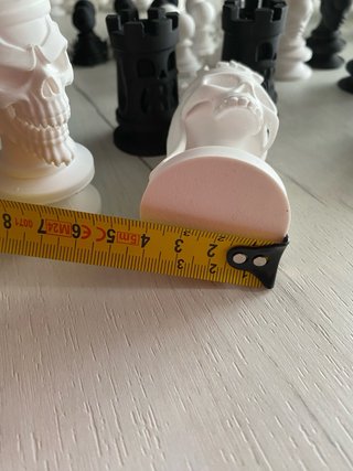 Set di scacchi con teschi grandi