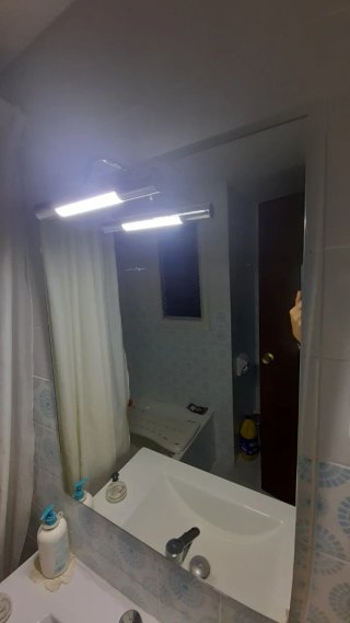 Mueble de baño, lavabo, espejo con luz y grifo