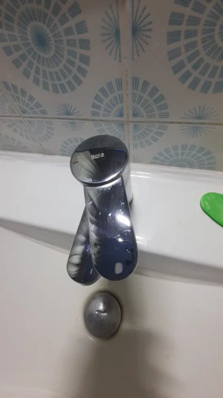 Mueble de baño, lavabo, espejo con luz y grifo