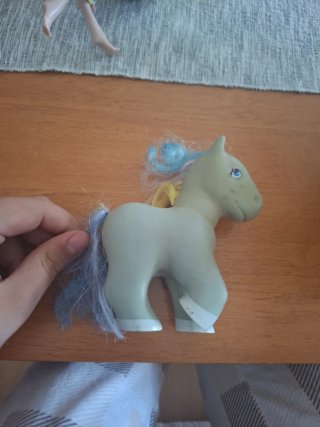 Muñeca y unicornio de juguete